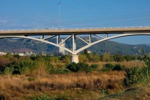 moderne Flussbrücke, eine technische Meisterleistung, die täglich Tausende von Fahrzeugen passieren foto