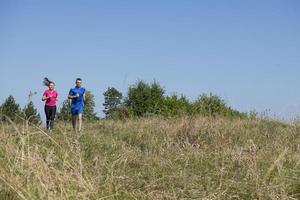 paar joggen in einem gesunden lebensstil an frischer bergluft foto