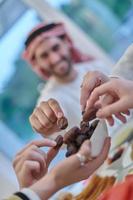 muslimische familie, die während des ramadan iftar zusammen hat. foto