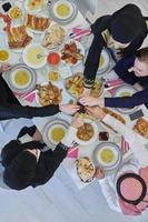 Draufsicht der muslimischen Familie mit Iftar während des heiligen Monats Ramadan foto