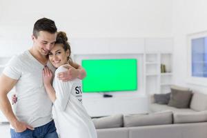 Paar umarmt sich in ihrem neuen Zuhause foto