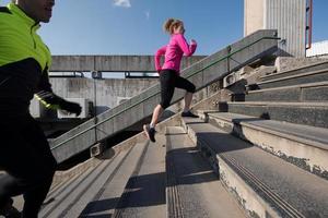 junges paar joggen auf stufen foto