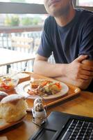 Mann isst gesundes Essen in einem Restaurant foto