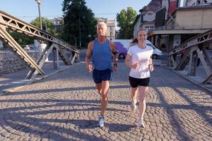 paar draußen joggen foto