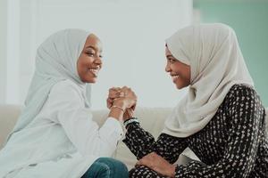 afrikanisches armwrestling-konfliktkonzept, uneinigkeit und konfrontation in traditioneller islamischer hijab-kleidung. selektiver Fokus foto