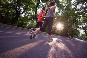 paar draußen joggen foto