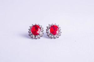 rote Ohrringe mit Kristallen foto