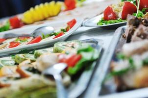 Blick auf das Essen vom Buffet foto