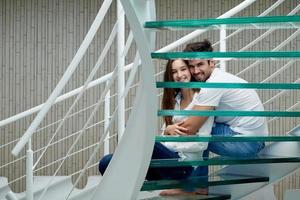 entspanntes junges paar zu hause treppe foto