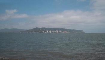 Panoramablick auf die Stadt Bahia de Caraquez vom Strand von San Vicente aus gesehen foto