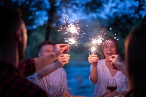 glückliche freunde, die eine französische dinnerparty im freien haben foto