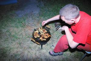 Hühnchen auf dem Grill zubereiten foto