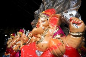 Viele Lord Ganesha, auch bekannt als Ganpati in Hindi-Idolen, wurden vor Ganesh Chaturthi in einem Geschäft aufbewahrt foto