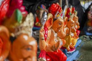 Viele Lord Ganesha, auch bekannt als Ganpati in Hindi-Idolen, wurden vor Ganesh Chaturthi in einem Geschäft aufbewahrt foto