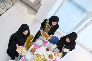 Draufsicht auf junge muslimische Frauen, die während des Ramadan Essen für Iftar zubereiten foto