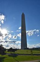 atemberaubender blick auf das washington monument in der abenddämmerung foto