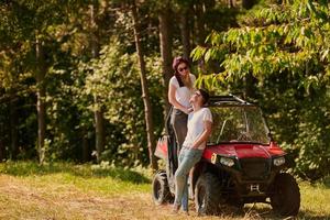 Ein Paar genießt einen schönen sonnigen Tag, während es einen Offroad-Buggy fährt foto