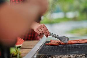 mann, der leckeres essen für eine französische dinnerparty kocht foto