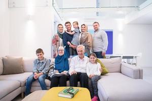 Porträt einer glücklichen modernen muslimischen Familie foto