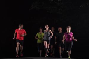 Läuferteam beim Nachttraining foto