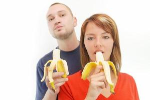 glückliches Paar mit Bananen foto