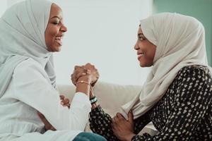 afrikanisches armwrestling-konfliktkonzept, uneinigkeit und konfrontation in traditioneller islamischer hijab-kleidung. selektiver Fokus foto