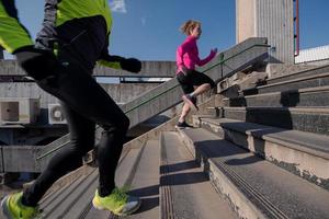 junges paar joggen auf stufen foto