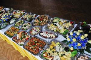 Blick auf das Essen vom Buffet foto