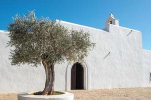 alte weiße kirche von santa anges de la corona, ibiza, spanien. foto