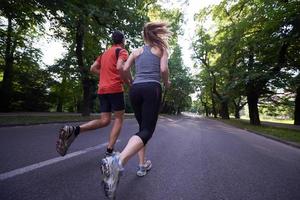 paar draußen joggen foto