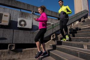 junges paar joggen auf stufen foto