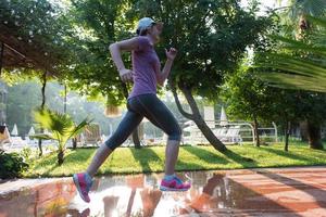 sportliche Frau beim Joggen foto