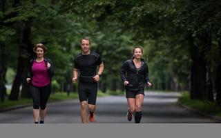 Läuferteam beim morgendlichen Training foto