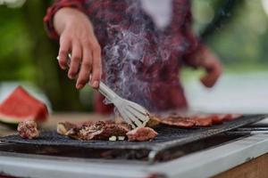 mann, der leckeres essen für eine französische dinnerparty kocht foto