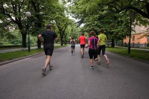 Läuferteam beim morgendlichen Training foto