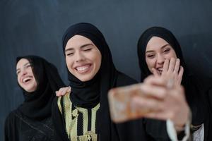 Porträt von arabischen Frauen, die traditionelle Kleidung oder Abaya tragen foto