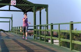 sportliche Frau beim Joggen foto