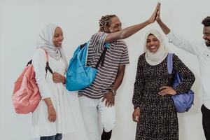 Foto einer Gruppe glücklicher afrikanischer Studenten, die miteinander reden und sich treffen, um an Hausaufgaben zu arbeiten, Mädchen, die traditionellen sudanesischen muslimischen Hijab tragen