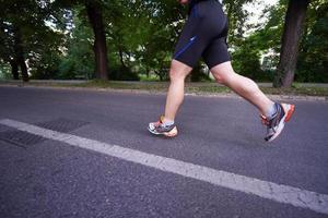 Mann, der draußen joggt foto