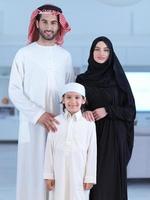 porträt einer jungen glücklichen arabischen muslimischen familie foto