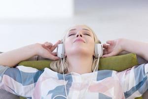 Mädchen, das Musik über Kopfhörer genießt