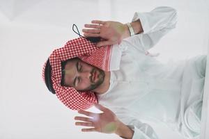 muslimischer mann, der sujud oder sajdah auf dem glasboden tut foto