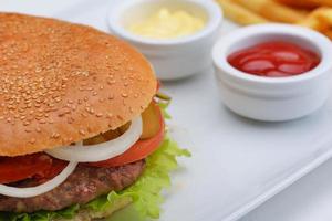 Hamburger auf weißem Hintergrund foto