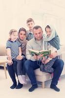 porträt einer jungen glücklichen modernen muslimischen familie foto