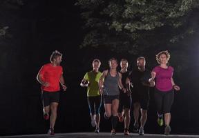 Läuferteam beim Nachttraining foto