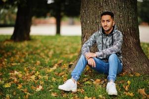 Student kuwaitischer Mann trägt Hoodie. foto