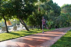 sportliche Frau beim Joggen foto