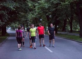 Läuferteam beim morgendlichen Training foto