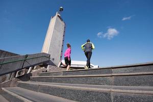 junges paar joggen auf stufen foto