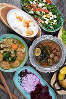 eid mubarak traditionelles ramadan iftar abendessen. Verschiedene leckere Speisen in authentischen rustikalen Gerichten auf Holztischhintergrund.
